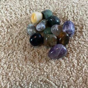 Assortment of 10 crystal stones